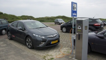 Elektrisch rijden op Texel steeds makkelijker dankzij laadpalen