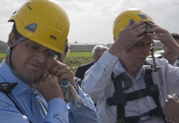 MP Balkenende en Wim Stam maken zich klaar om turbine te beklimmen.