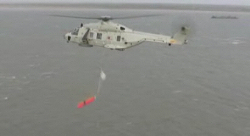 NH-90 helikopter werpt torpedos succesvol af boven het Marsdiep in Den Helder
